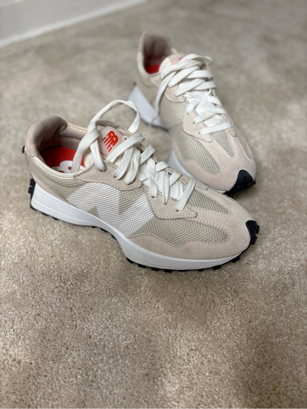 New Balance 327- Moonbeam 7.5MEN
9WOMEN